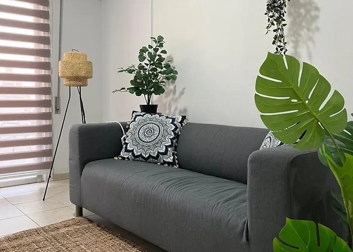 Tower Court Хостел Ларнака