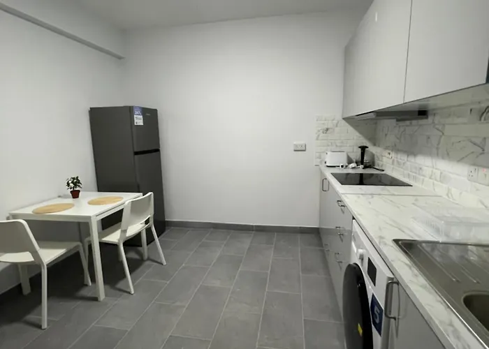 Tower Court Хостел *