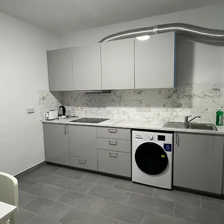 بيت شباب Tower Court لارنكا